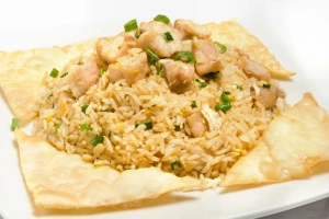 plato de chaufa de pollo con wantan