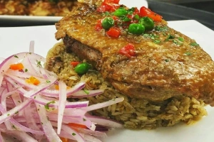 plato de arroz con pato y salsa criolla