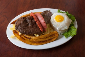 plato de bistec a lo pobre con arroz