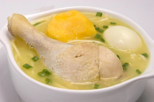 plato de caldo de gallina