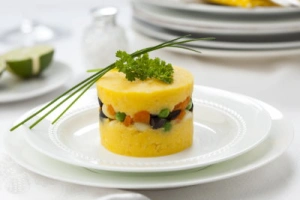 plato de causa rellena con pollo