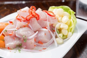 plato de ceviche de pescado con choclo y lechuga