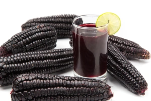 vaso de chicha morada con mazorcas de maíz morado
