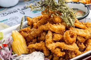 plato de chicharrón de pescado con yuca y sarsa