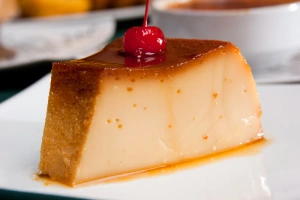 plato con una porción de crema volteada
