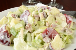 plato con ensalada waldorf