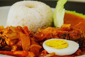 plato de escabeche de pollo con arroz