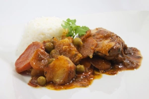 plato de estofado de pollo con arroz