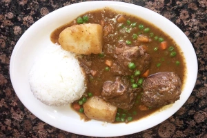 plato de estofado de res con arroz