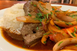 plato de hígado encebollado con arroz blanco