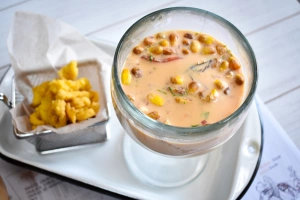 copa de leche de tigre con chicharrón de pescado