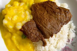 plato de locro de zapallo con arroz blanco y carne