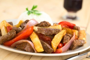 plato de lomo saltado de carne con arroz blanco