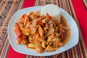 plato de lomo saltado de pollo con arroz