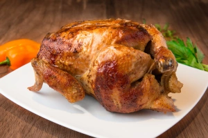 plato con un pollo a la brasa