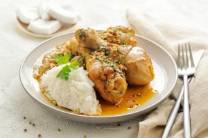 plato de pollo a la olla con arroz