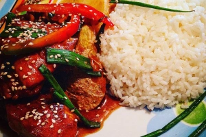 plato de pollo al sillao con arroz blanco