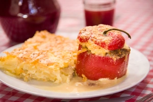 plato de rocoto relleno con pastel de papa