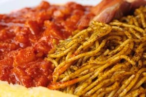 plato de sopa seca con carapulcra