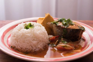 plato de sudado de pescado con arroz