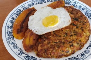 plato de tacu tacu con huevo y plátano frito