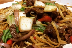 plato de tallarín saltado criollo