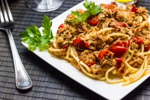 plato de tallarines con atún