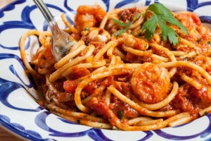 plato de tallarines rojos con pollo