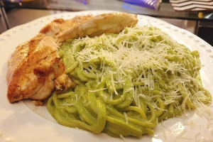 plato de tallarines verdes con pollo