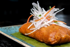 plato de tamales peruanos con sarsa criolla