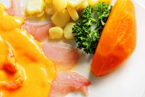 plato con tiradito de pescado